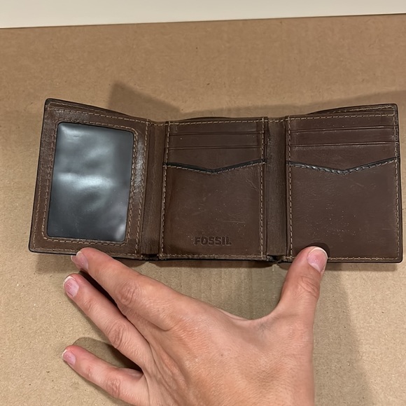 FOSSIL Men's Leather Bifold Brown Wallet with Flip ID Window - Picture 3 of 12